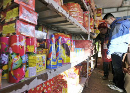 Người dân Nhật Bản đi mua sắm đồ Tết