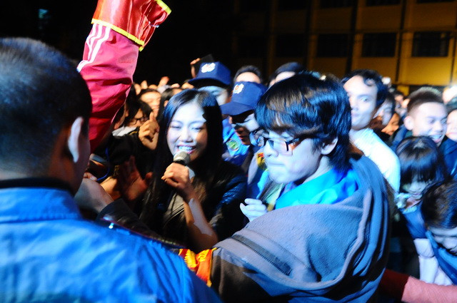 Khi xuống giao lưu với khán giả, cô ca sĩ “Nếu như ngày anh đến” bị vây kín