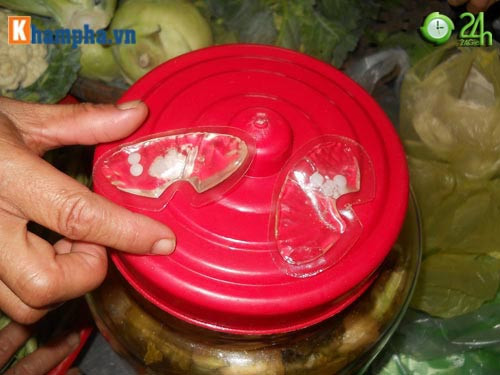 Hai gói dung dịch chứa 6 viên thuốc nhỏ màu trắng được lấy ra khỏi chiếc áo nịt ngực. Hai gói dung dịch chứa 6 viên thuốc nhỏ màu trắng được lấy ra khỏi chiếc áo nịt ngực