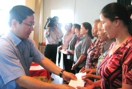 Tổng Biên tập Báo Tiền Phong Lê Xuân Sơn tặng sổ tiết kiệm tình nghĩa cho cựu TNXP. TBT Báo Tiền Phong Lê Xuân Sơn tặng sổ tiết kiệm tình nghĩa cho cựu TNXP