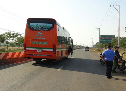 BẢN TIN ATGT: Ngã vào gầm xe khách, 2 thanh niên chết thảm ảnh 4