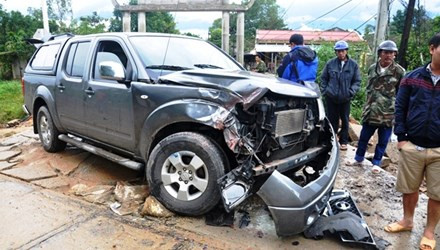 BẢN TIN ATGT: Ngã vào gầm xe khách, 2 thanh niên chết thảm ảnh 1