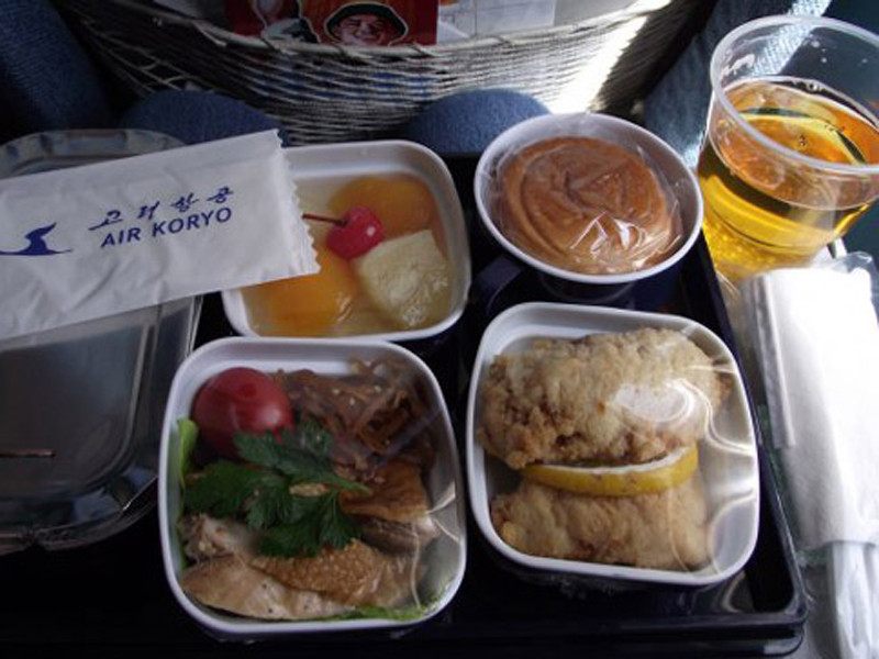 SkyTrax đánh giá thức ăn ở khoang cho khách phổ thông là 1 sao, khoang hạng thương gia là 2 sao. Tuy nhiên, phần lớn hành khách đánh giá đồ ăn được, chỉ là không đặc biệt cho lắm.