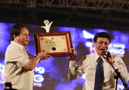 Ông Nguyễn Khắc Lợi - Phó giám đốc sở Văn hóa Thể thao và Du lịch nhận chứng nhận xác lập kỷ lục từ ông Trần Chiến Thắng, Thứ trưởng Bộ Văn hóa Thể thao và Du lịch