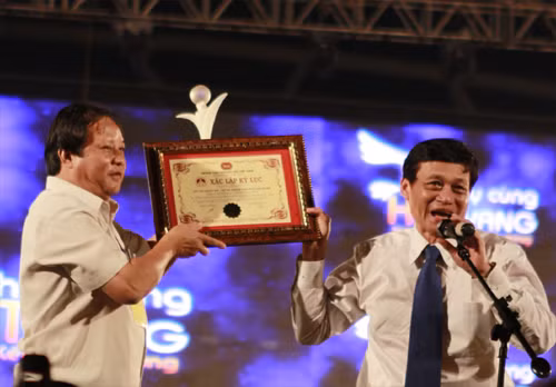 Ông Nguyễn Khắc Lợi - Phó giám đốc sở Văn hóa Thể thao và Du lịch nhận chứng nhận xác lập kỷ lục từ ông Trần Chiến Thắng, Thứ trưởng Bộ Văn hóa Thể thao và Du lịch