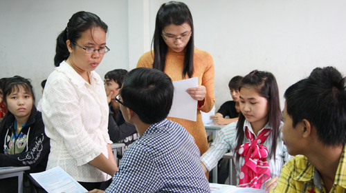 Giám thị Trường ĐH Công nghiệp TP.HCM làm thủ tục dự thi cho thí sinh.