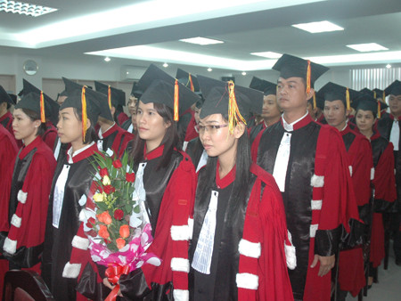 Các tân thạc sĩ tại lễ trao bằng tốt nghiệp (ảnh: Quang Phương)
