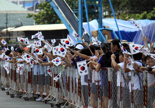 Đông đảo người dân Hàn Quốc đang sinh sống và làm việc tại TP Hồ Chí Minh đến đón tàu 