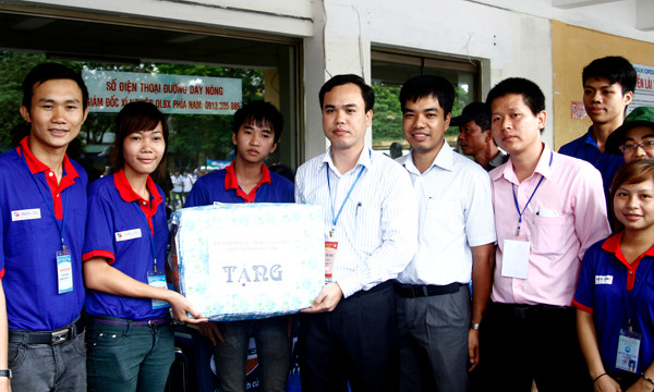Anh Nguyễn Hồng Dân đại diện Thành đoàn Hà Nội - Hội Sinh viên Hà Nội tặng quà cho tình nguyện viên Tiếp sức mùa thi