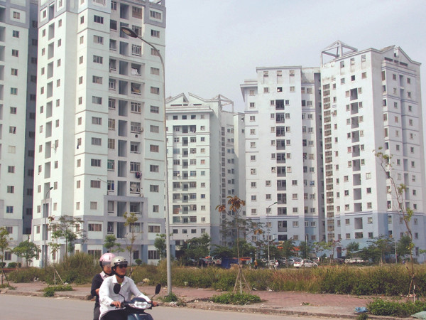 Nhiều người dân tại khu tái định cư Nam Trung Yên kiến nghị về chất lượng nhà quá kém, quản lý dịch vụ thiếu chuyên nghiệp Ảnh: Minh Tuấn