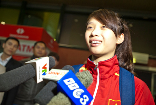 Cô gái "vàng" Dương Thúy Vi trong vòng vây báo chí. Vi chia sẻ cô rất tự hào khi giành được HC vàng đầu tiên về cho Việt Nam nhưng cảm thấy chưa hài lòng với phong độ của mình tại SEA Games. Cô hy vọng có thể thi đấu tốt hơn tại Asiad năm tới. Cô gái