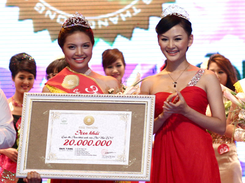 Hai hoa khôi Imiss Thăng Long Thùy Dương và Thu Nga rạng rỡ trong váy đỏ