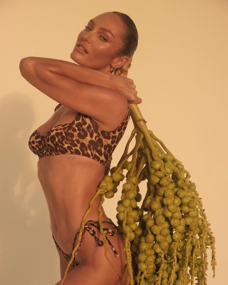 Có nhiều chân dài đình đám từng làm mẫu áo tắm cho Tropic Of C nhưng Candice Swanepoel luôn chứng tỏ cô là người mẫu quảng cáo hoàn hảo nhất cho chính sản phẩm của mình.