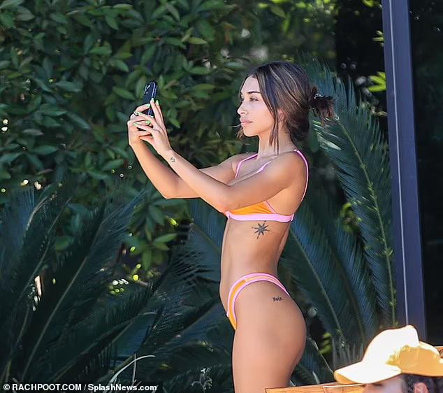 Chantel Jeffries mải mê selfie và không màng tới ống kính của cánh paparazzi. Chantel Jeffries mải mê selfie và không màng tới ống kính của cánh paparazzi.