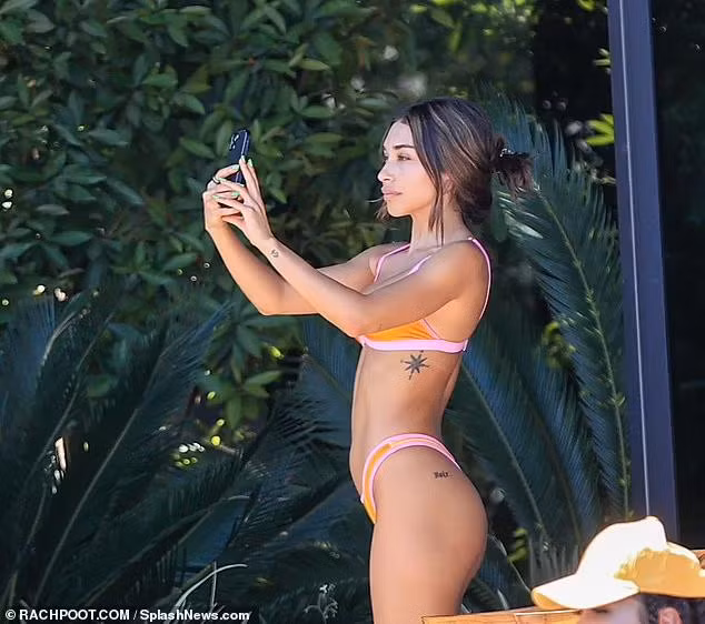 Chantel Jeffries mải mê selfie và không màng tới ống kính của cánh paparazzi.