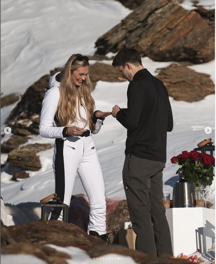 Trước đó, chân dài xứ hoa tulip từng không có kinh nguyệt suốt 7 năm và lo ngại không sinh được con khi cô bị chẩn đoán mắc chứng buồng trứng đa nang (PCOS) cách đây khoảng 4 năm. Do vậy, việc cặp đôi đón con gái đầu lòng vào năm 2020 nhận được vô vàn lời chúc mừng từ người thân, bạn bè và fans.