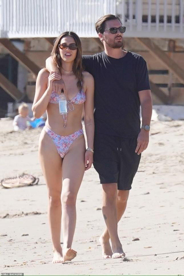 Amelia Hamlin và Scott Disick đi biển ở Malibu (Mỹ) hồi tháng 11/2020 khi mới hẹn hò Amelia Hamlin và Scott Disick đi biển ở Malibu (Mỹ) hồi tháng 11/2020 khi mới hẹn hò