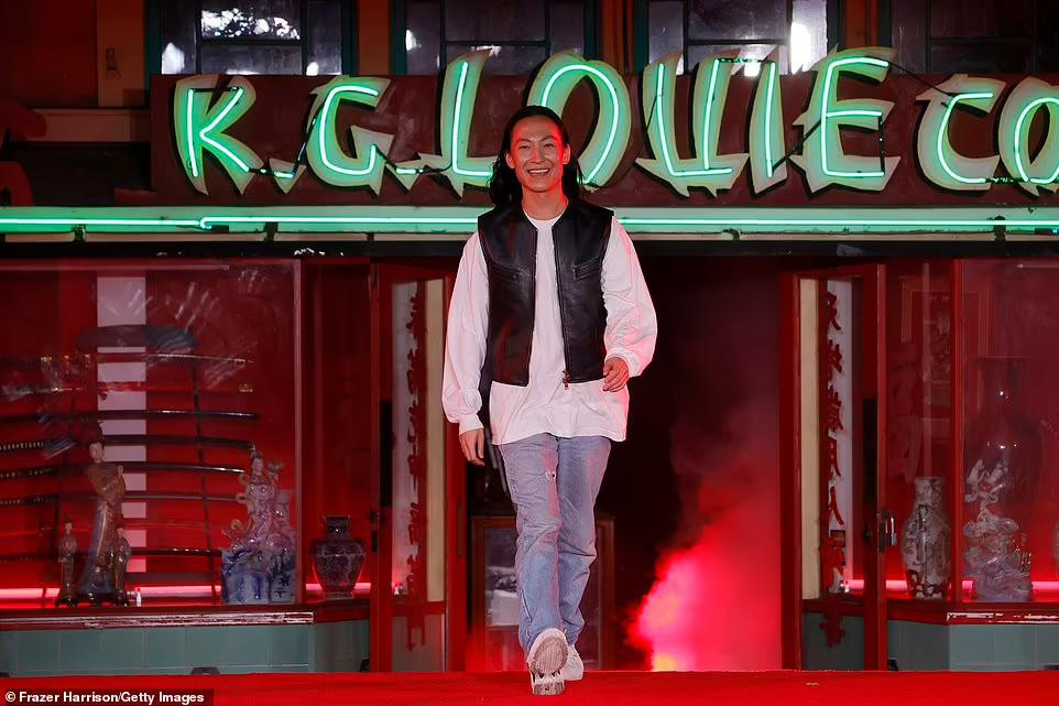 Alexander Wang (SN 1983) ra sân chào khán giả. Đây là show thời trang đầu tiên của nhà thiết kế người Mỹ gốc Hoa sau khi anh bị tố tấn công tình dục nhiều người mẫu nam và lên tiếng phủ nhận tháng 1/2021. Alexander Wang từng công khai là người đồng tính và ủng hộ cộng đồng LGBT. Anh đến New York (Mỹ) vào năm 19 tuổi để theo học tại trường Parsons và lập nghiệp ở xứ sở cờ hoa. Hiện tại, Alexander Wang đã có chỗ đứng vững chắc trong làng thời trang và được nhiều tín đồ khắp thế giới ưa chuộng.