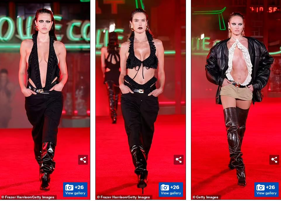 Ba chân dài đình đám từ trái sang: Amelia Gray Hamlin, Alessandra Ambrosio và Candice Swanepoel catwalk với những bộ cánh vô cùng sexy, để ngực trần không nội y táo bạo.