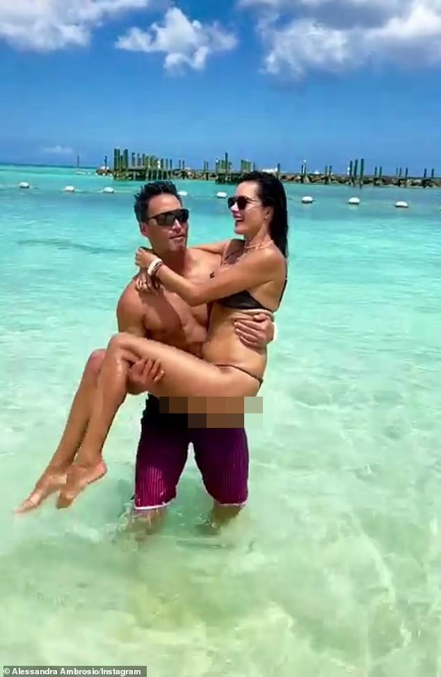 ... khi bế bổng bạn gái lên.