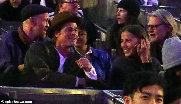 Nhiều nguồn tin cho rằng cặp đôi say mê nhau từ tháng 11/2019 khi cùng tới buổi diễn của Kanye West tại Hollywood Bowl, Los Angeles, Mỹ (ảnh). Ảnh chụp được Daily Mail đăng tải cho thấy cặp đôi ngồi nghe nhạc và nói chuyện rất vui vẻ.