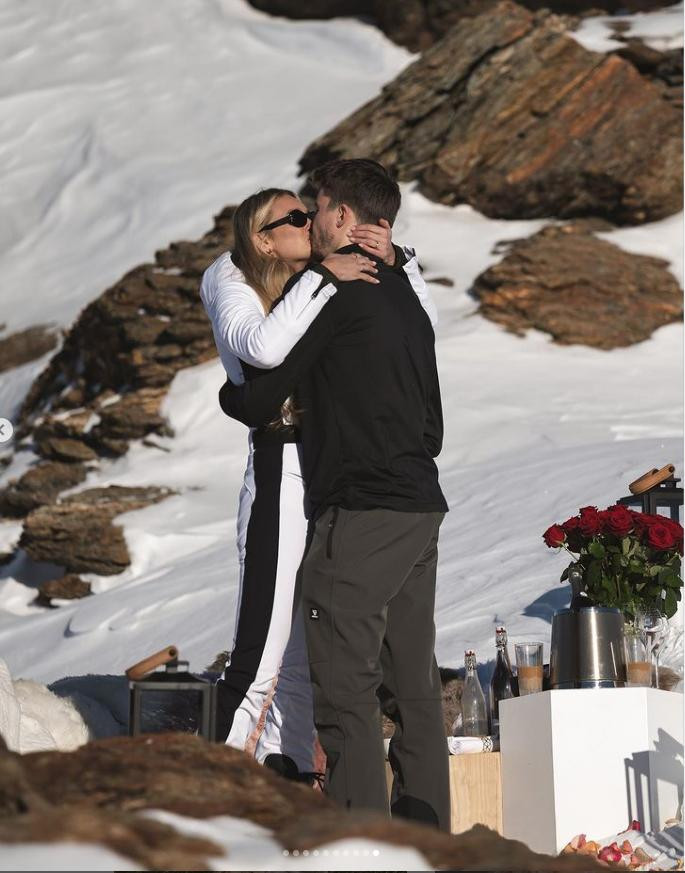 Cô hạnh phúc ôm hôn bạn trai trong giây phút được cầu hôn.