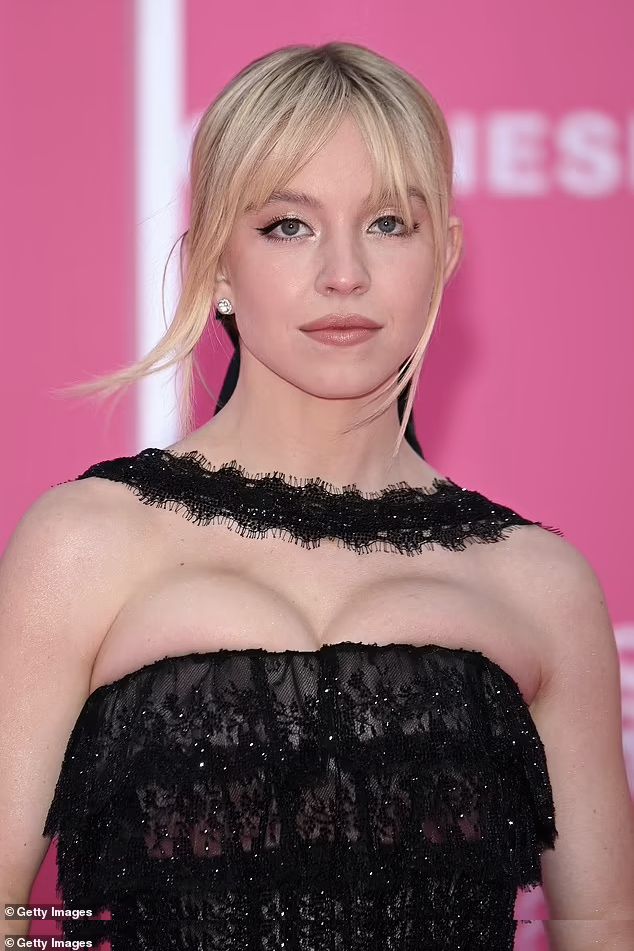 Chiếc đầm tôn ngực táo bạo của Sydney Sweeney. Chiếc đầm tôn ngực táo bạo của Sydney Sweeney.