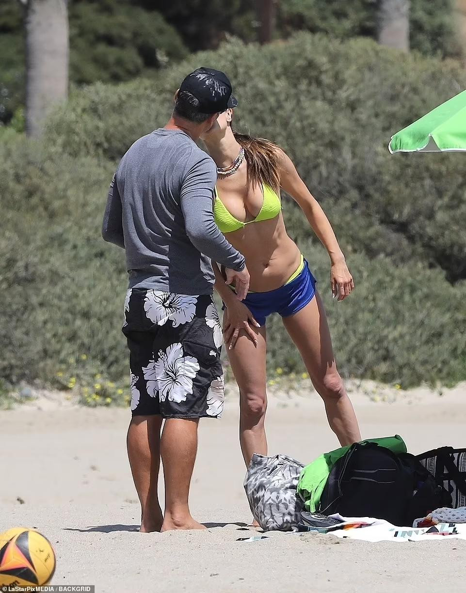 Cặp đôi công khai hẹn hò từ đầu năm 2020, sau khi cựu "thiên thần nội y" của Victoria's Secret chia tay CEO của hãng thời trang cao cấp Ý Nicolo Oddi sau hơn 1 năm hẹn hò.