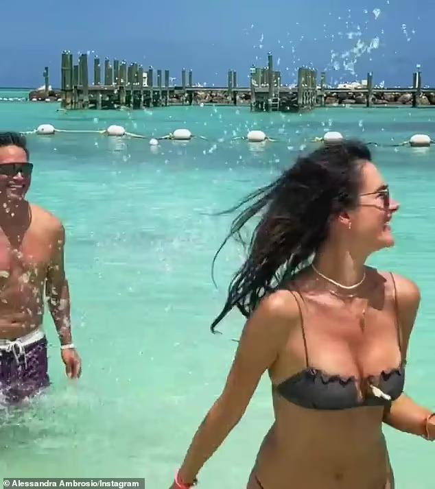 Loạt ảnh và clip của chân dài người Brazil đình đám làng mốt đã nhanh chóng gây "bão" cộng đồng mạng.