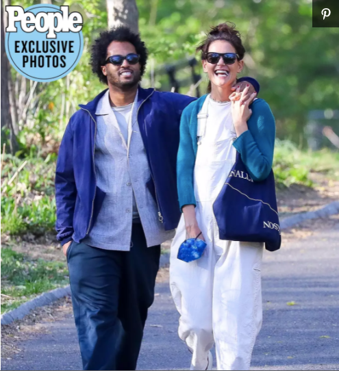 Katie Holmes tay trong tay bạn trai mới. Ảnh: People