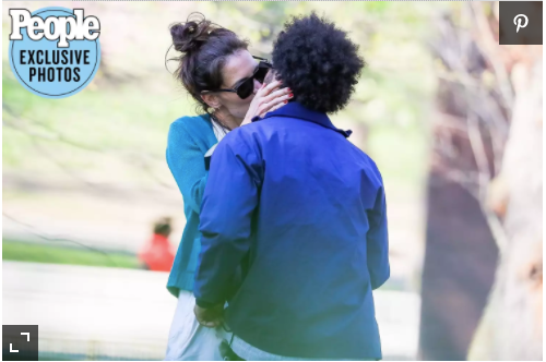 Katie Holmes vô tư khóa môi bạn trai mới trên phố. Ảnh: People