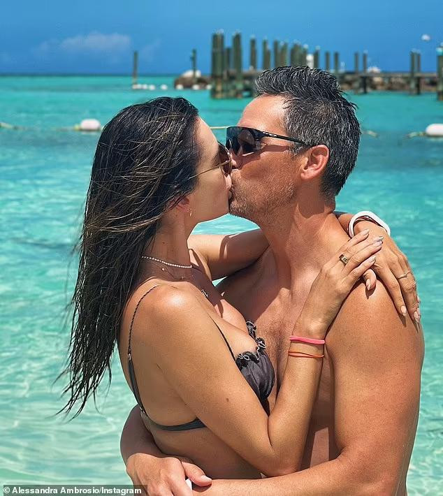 Không chỉ vui đùa, cặp đôi còn có những khoảnh khắc ôm hôn mặn nồng khiến fan phải ghen tị.