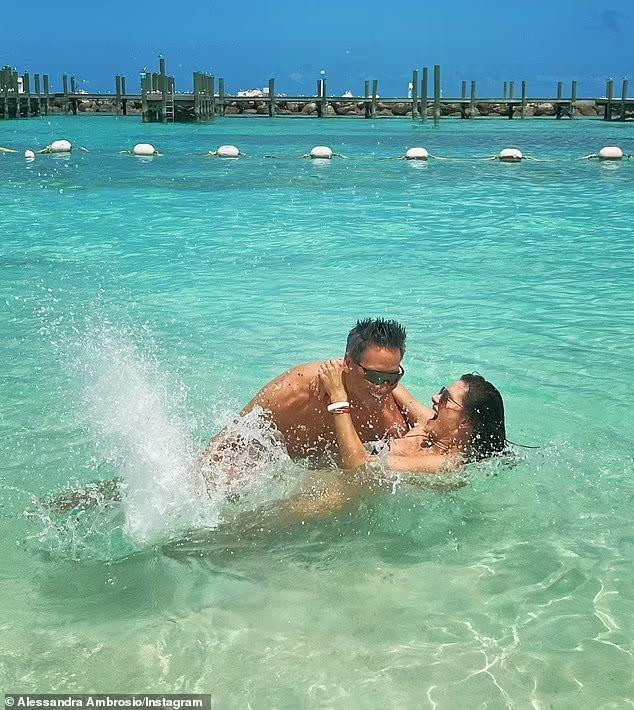 Richard Lee còn thể hiện tình cảm...