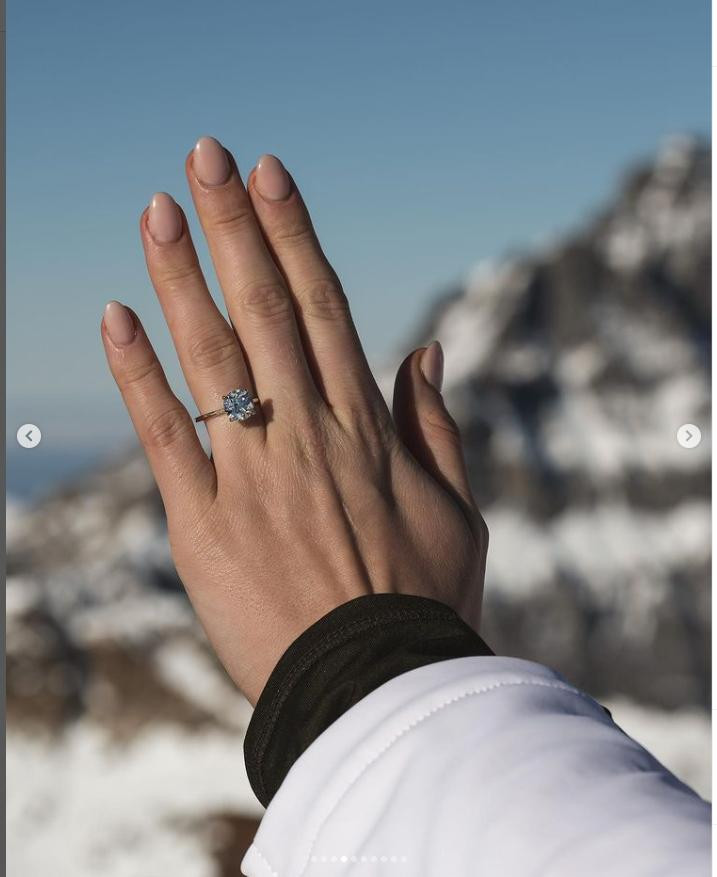 Romee Strijd khoe chiếc nhẫn đính hôn kim cương. Cô không ngần ngại trả lời lời cầu hôn bạn trai: "Em đồng ý".