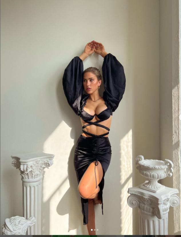 Kara Del Toro sở hữu body hoàn hảo với tỷ lệ cơ thể vàng: cao 1m74, ba vòng 86-56-86 (cm), là lựa chọn của nhiều nhãn hàng thời trang, đặc biệt là nội y, áo tắm.