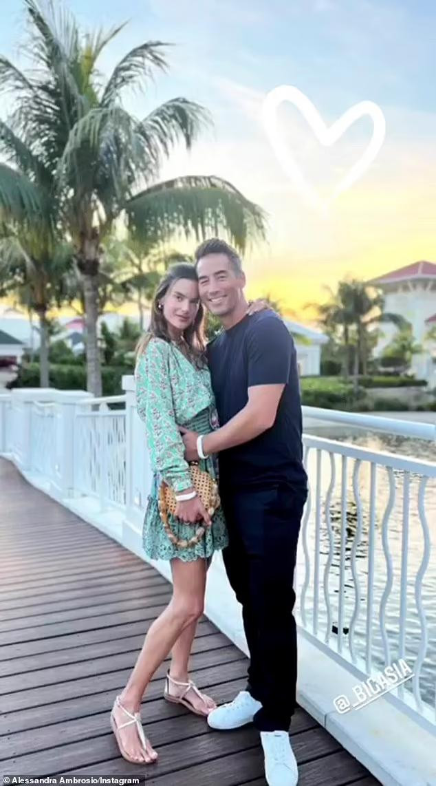 Mỹ nhân sinh năm 1981 và bạn trai người mẫu đồng hương hơn 17 tuổi Richard Lee công khai hẹn hò từ đầu năm 2020, sau khi chia tay CEO của hãng thời trang cao cấp Ý Nicolo Oddi sau hơn 1 năm hẹn hò. Trước đó, chân dài xứ Samba vừa kết thúc cuộc hôn nhân 10 năm vào năm 2017 và giành quyền nuôi 2 con chung với chồng cũ.