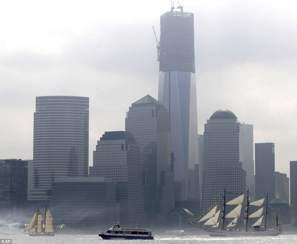 Người dân xem đoàn tàu diễu hành từ Jersey City, New Jersey