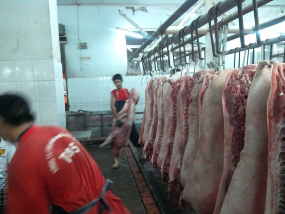 Chênh lệch giá thịt đầu phiên, cuối phiên khá xa nhau. Chẳng hạn, trong phiên giao dịch ngày 25/11, đầu phiên giá heo ngon 53.000 đồng/kg, nhưng cuối phiên xuống mức 47.000 – 48.000 đồng/kg.