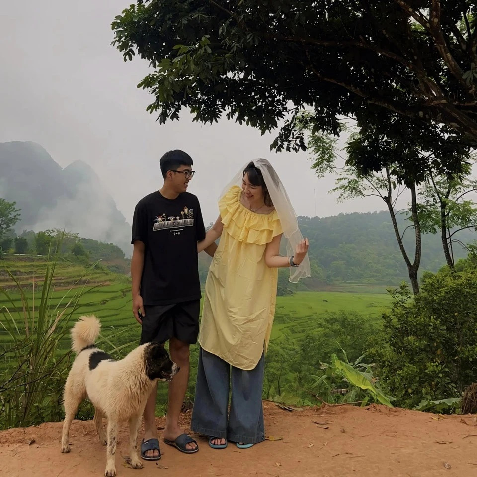 Cặp đôi chụp ảnh check-in ở mỗi nơi đi qua Cặp đôi chụp ảnh check-in ở mỗi nơi đi qua