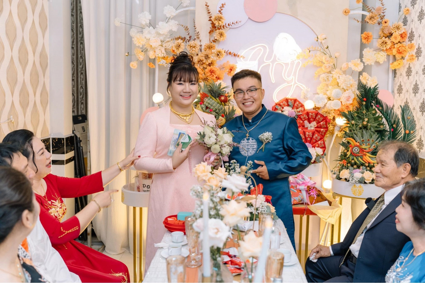 Chú rể trao hết tiền tiết kiệm và thẻ ngân hàng cho cô dâu quản lý