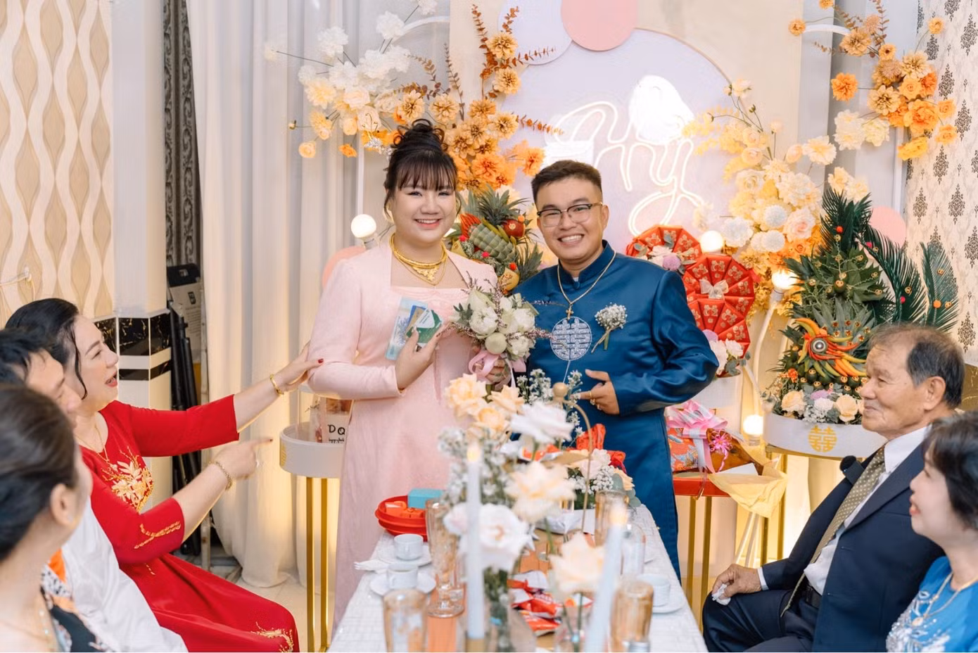 Chú rể trao hết tiền tiết kiệm và thẻ ngân hàng cho cô dâu quản lý