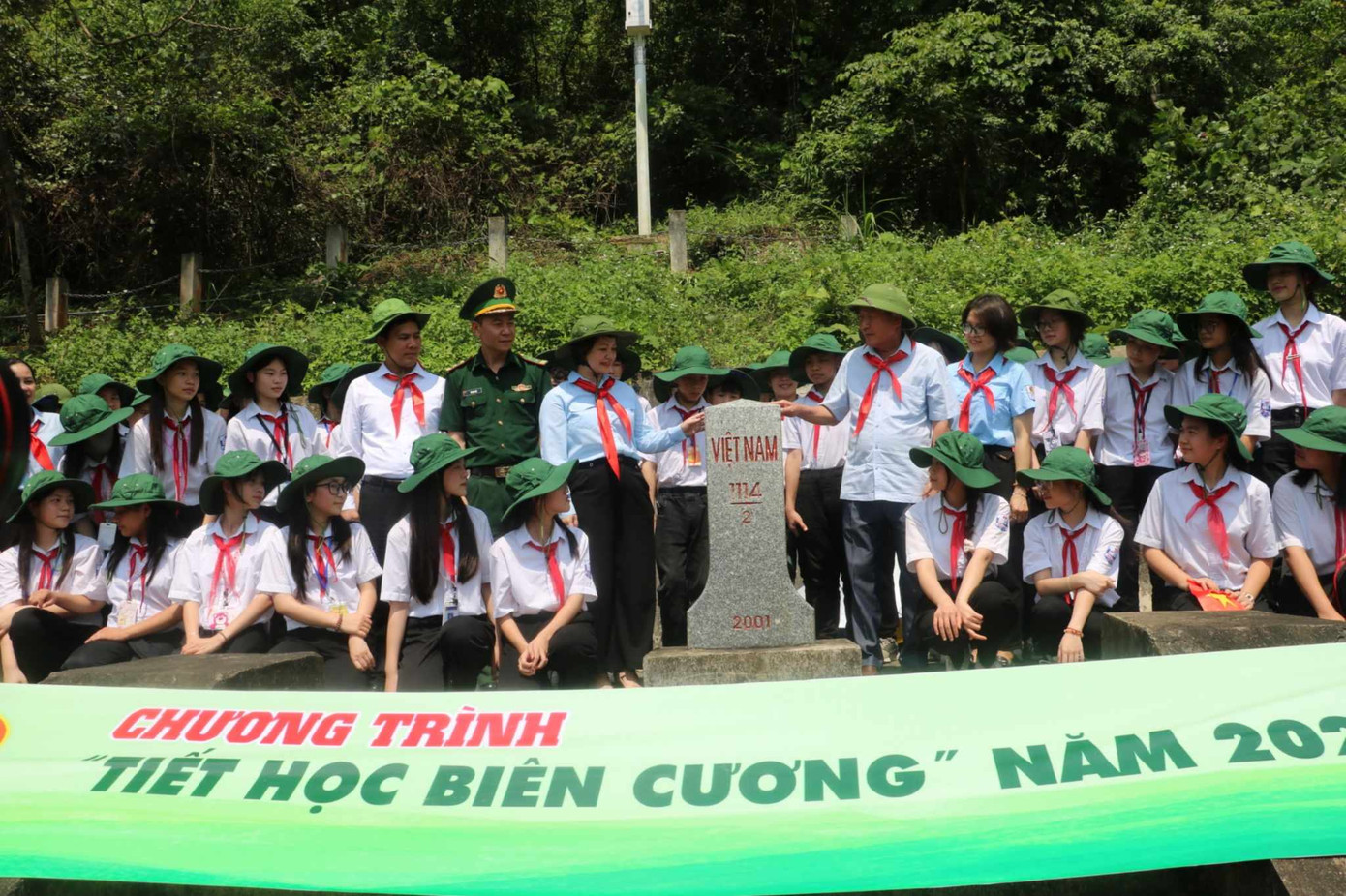 Các Đội viên Trường THCS Đồng Đăng thăm và học tập "Tiết học biên cương" tại cột mốc chủ quyền biên giới. Ảnh: Duy Chiến Các Đội viên Trường THCS Đồng Đăng thăm và học tập "Tiết học biên cương" tại cột mốc chủ quyền biên giới. Ảnh: Duy Chiến