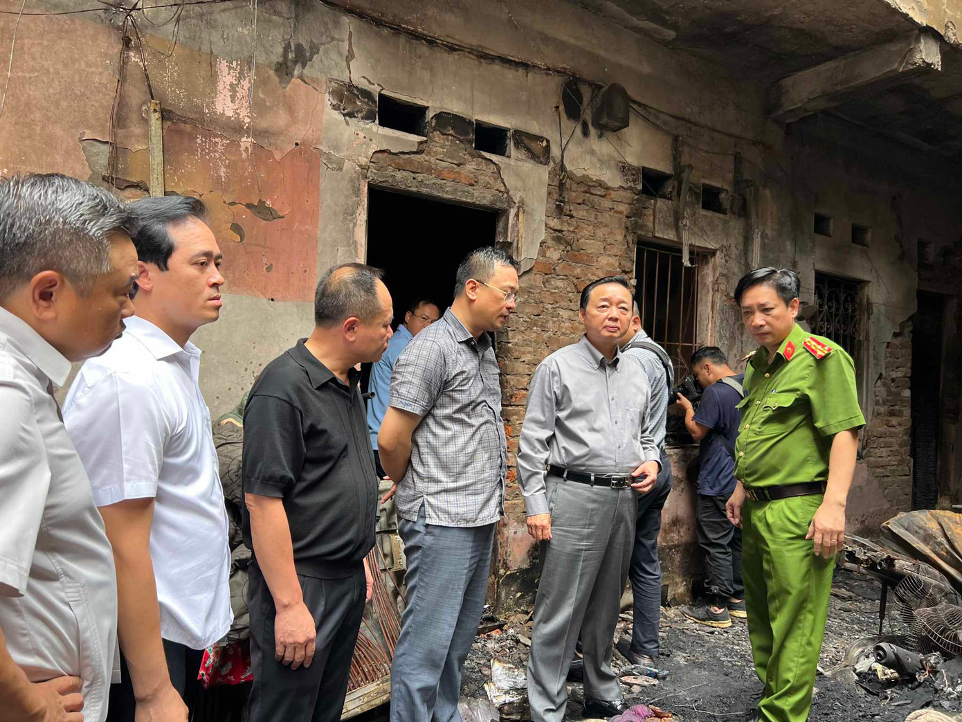 Phó Thủ tướng Trần Hồng Hà đến hiện trường vụ cháy.