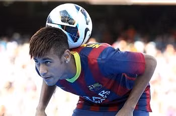 Neymar trong buổi ra mắt Barca. Neymar trong buổi ra mắt Barca
