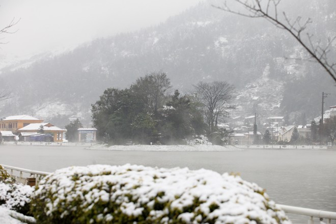 Hồ Mắt Ngọc tại trung tâm thị trấn Sa Pa Hồ Mắt Ngọc tại trung tâm thị trấn Sa Pa Bài viết: http://news.zing.vn/Khach-du-lich-do-xo-len-Sa-Pa-trong-tuyet-trang-post377656.html#home_featured.noibat Nguồn Zing News