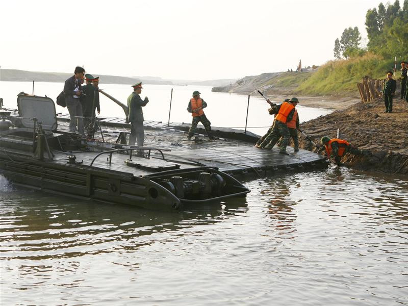 Cầu phao PMP được bộ đội công binh lắp đặt lúc 15h ngày 22/11 - Ảnh: Hồng Vĩnh