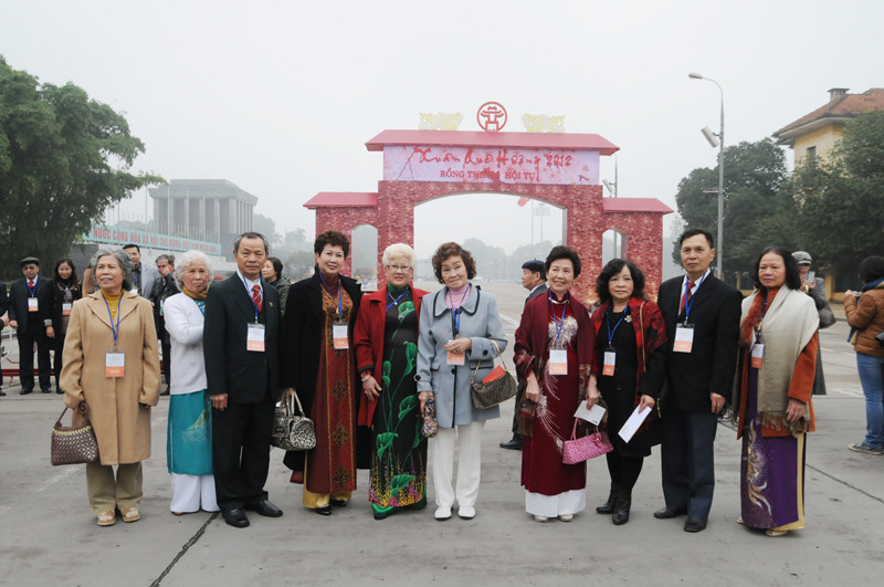 Các Kiều bào chụp ảnh lưu niệm. Ảnh: Tuấn Nguyễn. Các Kiều bào chụp ảnh lưu niệm. Ảnh: Tuấn Nguyễn