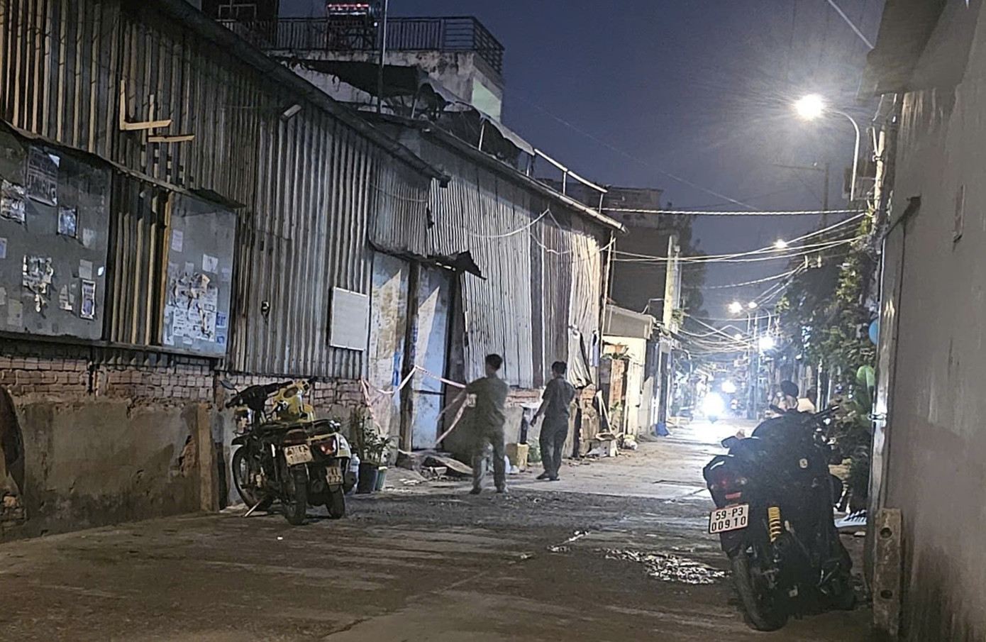 Công an phong tỏa hiện trường vụ cháy xưởng cơ khí ở TPHCM. Ảnh: H.C.