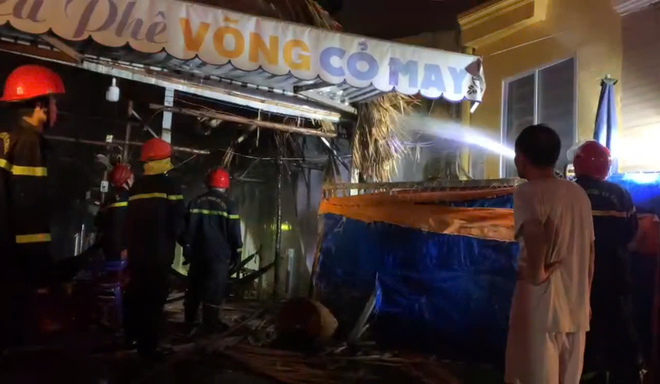 Cảnh sát PCCC và CNCH kịp thời có mặt khống chế đám cháy lớn quán cà phê ở TP Thủ Đức. Ảnh: HC.