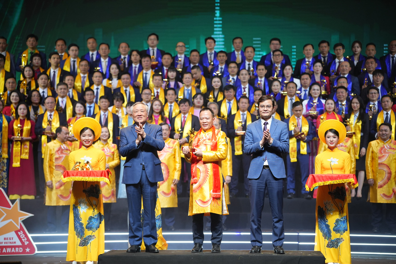 Ông Đinh Đức Thắng - Chủ tịch HĐQT kiêm Tổng Giám đốc điều hành CTCP Stavian Hoá chất nhận giải Top 10 Sao Vàng Đất Việt 2024